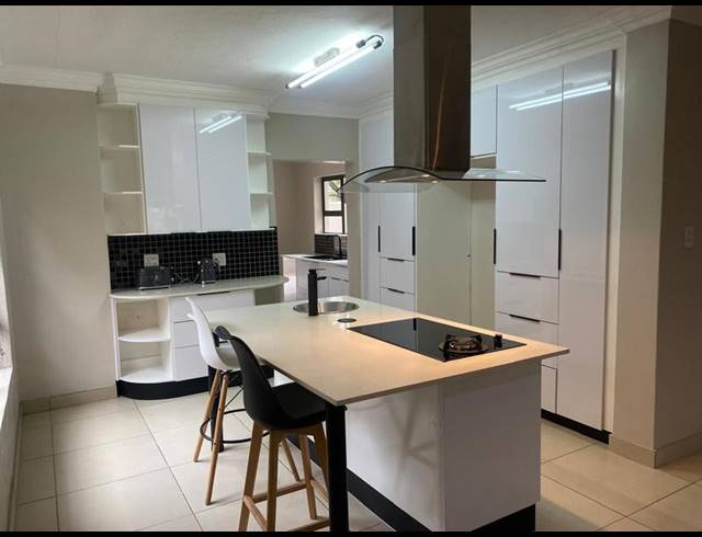 6 BEDROOM HOUSE FOR SALE IN MIDSTREAM ESTATE